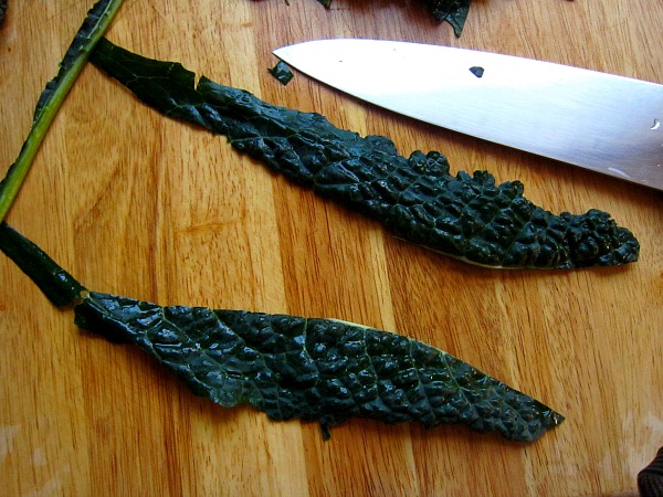 &nbsp; &nbsp; &nbsp; &nbsp; &nbsp; &nbsp; &nbsp; &nbsp; &nbsp; &nbsp; &nbsp; &nbsp; &nbsp; &nbsp; Now cut down the middle making two leaves.